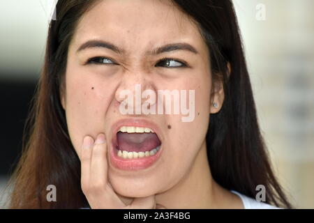 La minoranza giovane femmina adulta con mal di denti Foto Stock