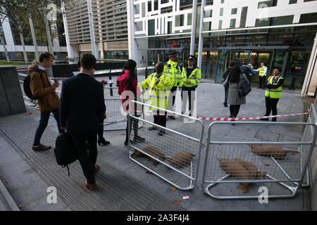 Lavoratori arrivare in ufficio a casa in mezzo alle manifestazioni di ribellione di estinzione (XR) all'esterno dell'edificio sul Marsham Street in Westminster, Londra. Foto Stock