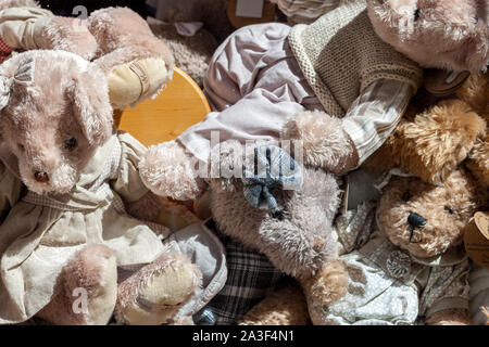 Varie La pelliccia tradizionali orsetti nella vetrina di un negozio. Foto Stock