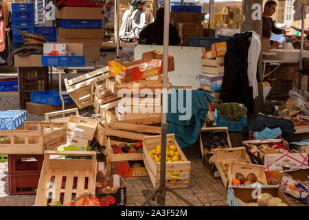 Dietro lo stallo di un francese vegatable stallo di mercato con vari frutti e vegatables in scatole di legno Foto Stock