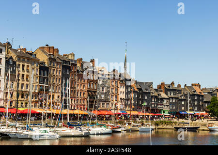 Porto di Honfleur in Normandia, ristorante street con vista sul porticciolo di Honfleur, Francia, 2019 Foto Stock