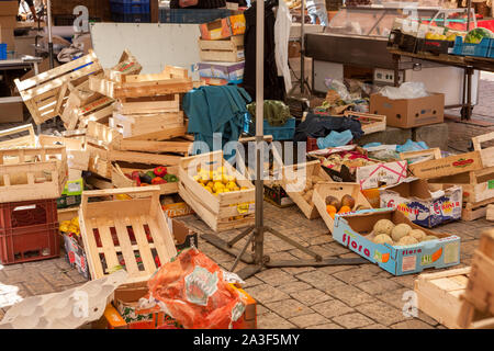 Dietro lo stallo di un francese vegatable stallo di mercato con vari frutti e vegatables in scatole di legno Foto Stock