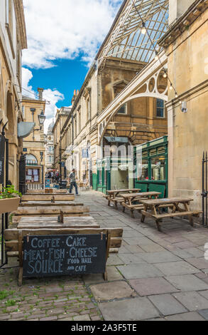 San Nicholas Market è un vivace mercato in un arcade in stile georgiano che offre un mix di bancarelle indipendenti, piccoli negozi e alimentari. Bristol. In Inghilterra. Regno Unito. Foto Stock