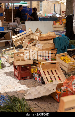 Dietro lo stallo di un francese vegatable stallo di mercato con vari frutti e vegatables in scatole di legno Foto Stock