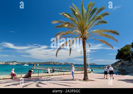 Maiorca, Spain-May 27, 2019: le persone godono di vacanze estive a piedi godono di vedute pittoresche pittoresco lungomare Mediterraneo Baia Turchese Foto Stock