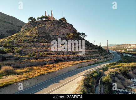 Antenna fuco il punto di vista del Santuario di Santa Maria Maddalena sorge sulla cima della montagna rocciosa in Novelda città spagnola, capolavoro di Art Nouveau in Spagna Foto Stock