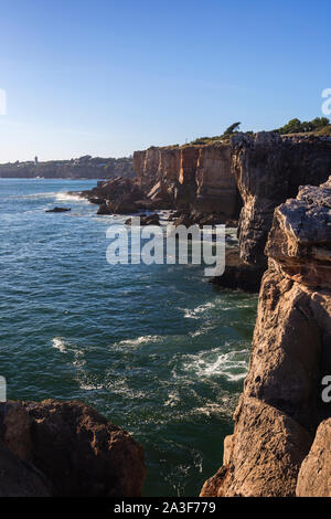 Vista panoramica del Boca do Inferno (Hell bocca) a Cascais, Portogallo, in una giornata di sole. Si tratta di un divario nella scogliera sul mare e popolare attrazione turistica. Foto Stock