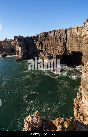 Vista panoramica del Boca do Inferno (Hell bocca) a Cascais, Portogallo, in una giornata di sole. Si tratta di un divario nella scogliera sul mare e popolare attrazione turistica. Foto Stock