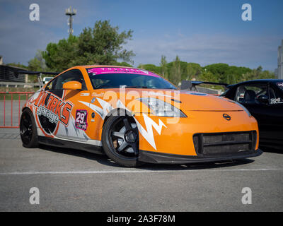 MONTMELO, SPAGNA-Settembre 29, 2019: Nissan 350Z (aka Nissan Fairlady Z (Z33)) deriva in auto per le strade delle città Foto Stock