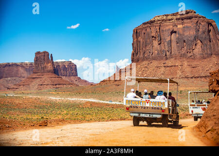 Touristen im Monument Valley nello Utah Foto Stock