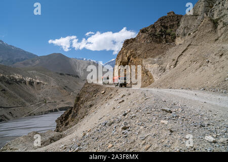 Camion su strada da Mustang superiore a Kagbeni, Nepal Foto Stock