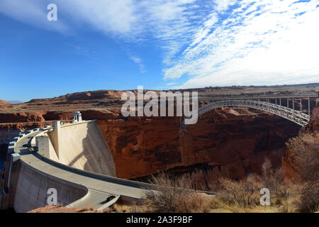 Il Glen Canyon Dam con il Glen Canyon Dam Bridge. Foto Stock