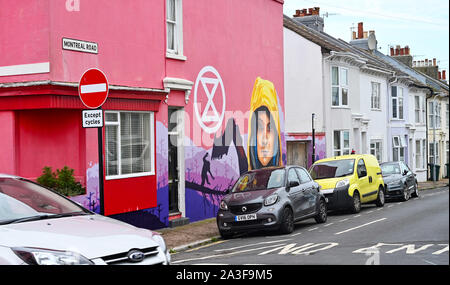 Brighton Regno Unito 8 ottobre 2019 - un grande murale di Swedish teenage il cambiamento climatico attivista Thunberg Greta è recentemente apparsa su una parete in area di Hannover di Brighton. Credito: Simon Dack / Alamy Live News Foto Stock