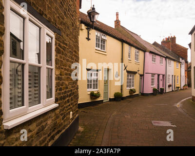 Riga di colore lavato case a schiera a Oakham capoluogo di contea di Rutland East Midlands England Regno Unito Foto Stock