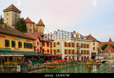 ANNECY, Alta Savoia, Francia - 18 settembre 2019: centro storico di Annecy con il fiume Thiou e Castello di Annecy. Foto Stock