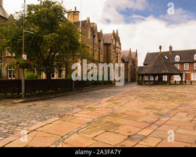 Buttercross nella cappella vicino al centro di Oakham capoluogo di contea di Rutland East Midlands England Regno Unito con Oakham edifici scolastici a lato Foto Stock