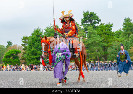 Kyoto, Giappone - 22 Ottobre 2016: Festa dell'età, un antico e autentico sfilata in costume di differenti feudale giapponese periodi. Foto Stock