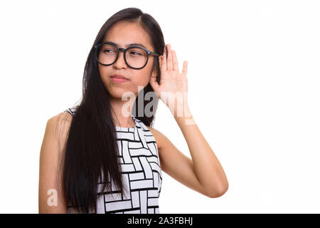 Riflessivo giovani asiatici nerd adolescente ragazza ascolto Foto Stock