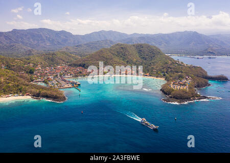 Roro traghetto per auto lasciando il Padang Bai Harbour di Bali in Indonesia in direzione dell'Isola di Lombok Foto Stock