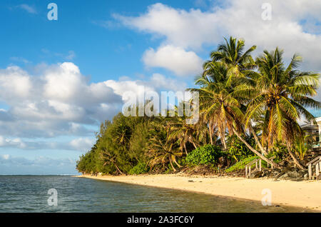 Idilliaco Muri Beach in Rarotonga nelle isole Cook nel Pacifico del sud in una giornata di sole Foto Stock
