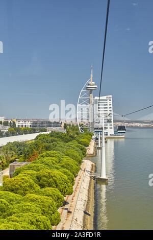 Lisbona, Portogallo - Agosto 29, 2019: Telecabine Lisboa nel Parco delle Nazioni (Parque das Nacoes). Via cavo sopra il fiume Tago. Foto Stock