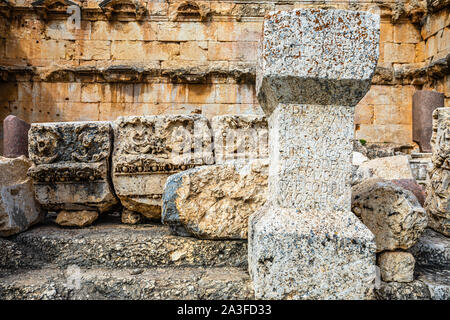 Latino iscrizioni incise sulle rovine Romane al tempio di Giove, Bekaa Valley, Baalbek, Libano Foto Stock