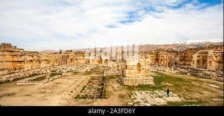 Antico rovinato pareti e colonne di Grand Court del tempio di Giove, Beqaa Valley, Baalbeck, Libano Foto Stock