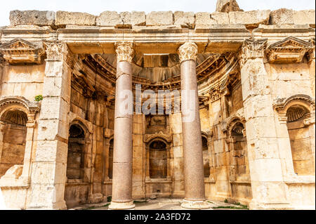 Antico rovinato pareti e colonne di Grand Court del tempio di Giove, Beqaa Valley, Baalbeck, Libano Foto Stock