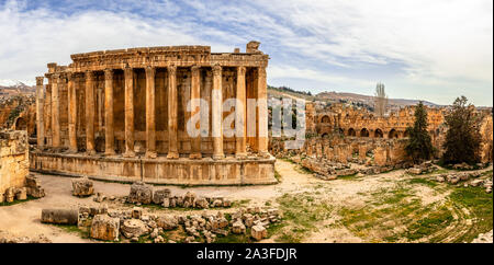 Antico tempio romano di Bacco panorama con rovine circostanti e la città, Bekaa Valley, Baalbek, Libano Foto Stock
