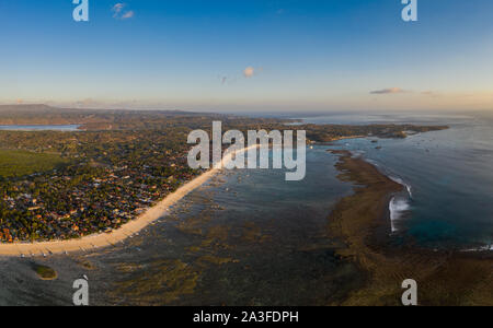 Vista aerea di Isola di Lembongan e spiaggia al tramonto a Bali, in Indonesia Foto Stock