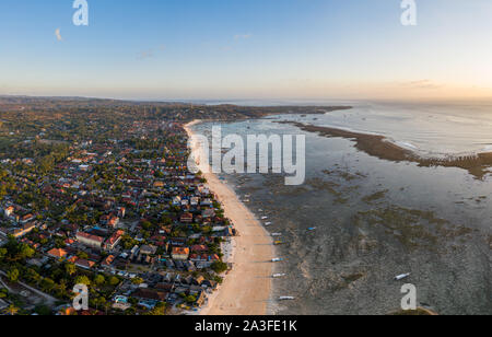 Vista aerea di Isola di Lembongan e spiaggia al tramonto a Bali, in Indonesia Foto Stock