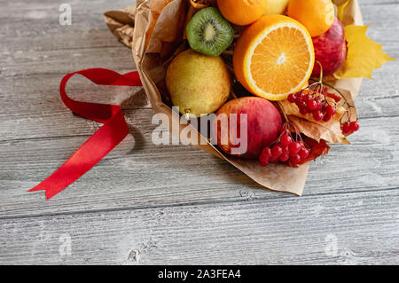 Una deliziosa e bel bouquet di frutti. Nozze d'autunno. La sposa il bouquet. Close up. Foto Stock