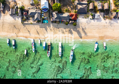 Vista dall'alto in basso di Nusa Lembongan spiaggia con tradizionale barca ancorata a Bali, in Indonesia Foto Stock