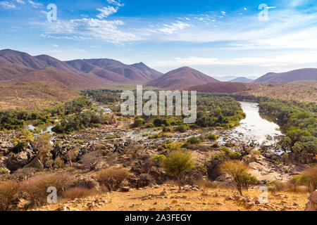 Vista sul fiume Kunene e Epupa Falls, Kaokoland, Namibia, Africa Foto Stock
