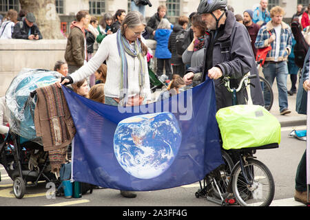 Londra, Regno Unito. Il 7 ottobre 2019. Estinzione della ribellione dimostranti a due settimana di protesta a Londra. Credito: Joe Kuis / Alamy News Foto Stock
