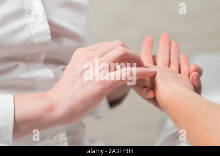 Professional masseur femmina dando riflessologia plantare per donna di Palm Foto Stock