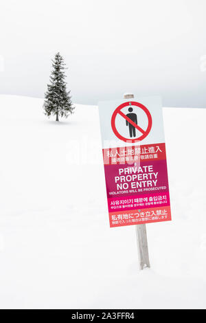 Nessun sconfinamenti di segni di Biei Hokkaido in Giappone per impedire ai turisti di camminare su proprietà privata di proprietà degli agricoltori locali. Foto Stock