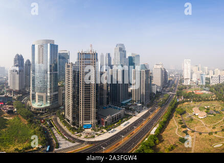 I moderni grattacieli di Giacarta south central business district lungo il Sudirman avenue in Indonesia la città capitale, un importante centro finanziario in Southea Foto Stock