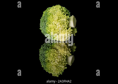 Tutto il fresco verde broccoli isolato sul vetro nero Foto Stock