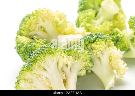 Sacco di intere fresche broccoli verdi isolati su sfondo bianco Foto Stock