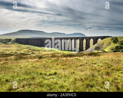 Vista dal viadotto Ribblehead verso Ingleborough Hill Ribblehead Yorkshire Dales National Park in Inghilterra Foto Stock