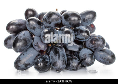 Sacco di intere fresche uva nera isolati su sfondo bianco Foto Stock