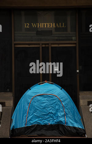 Londra, Regno Unito. Il 7 ottobre 2019. Tenda visto di fronte 12 Whitehall, Westminster, London, durante la ribellione di estinzione due settimana di protesta a Londra. Credito: Joe Kuis / Alamy News Foto Stock