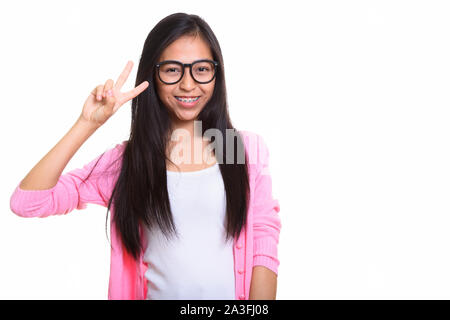 Studio shot di giovani asiatici felice ragazza sorridente e dando Foto Stock