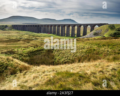 Vista dal viadotto Ribblehead verso Ingleborough Hill Ribblehead Yorkshire Dales National Park in Inghilterra Foto Stock