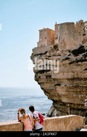 Turisti che si godono la vista del calcare clifftop cittadella medioevale città di Bonifacio - punta meridionale della Corsica - Corse du Sud Francia. Foto Stock