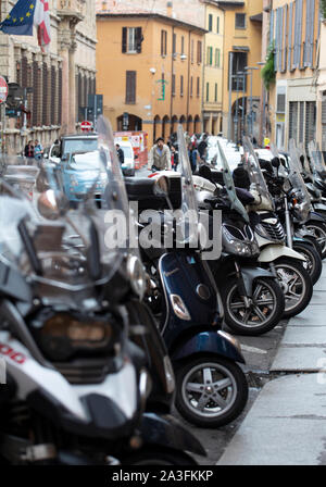 Moto e scooter parcheggiati lungo la strada nel centro storico di Bologna. Foto Stock