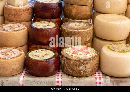 Dettaglio del locale e tradizionale formaggi sardi visualizzata su un mercato settimanale in stallo, Baia Sardinia, Gallura Sardegna, Italia. Foto Stock