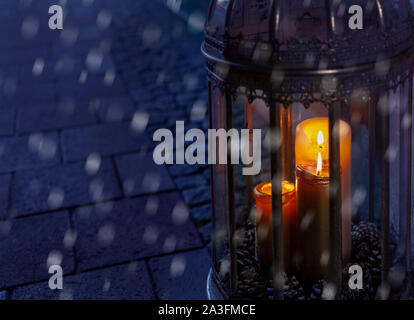 Candele in un buio close-up, vintage natale laterna Foto Stock