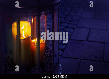 Candele in un buio close-up, vintage natale laterna Foto Stock